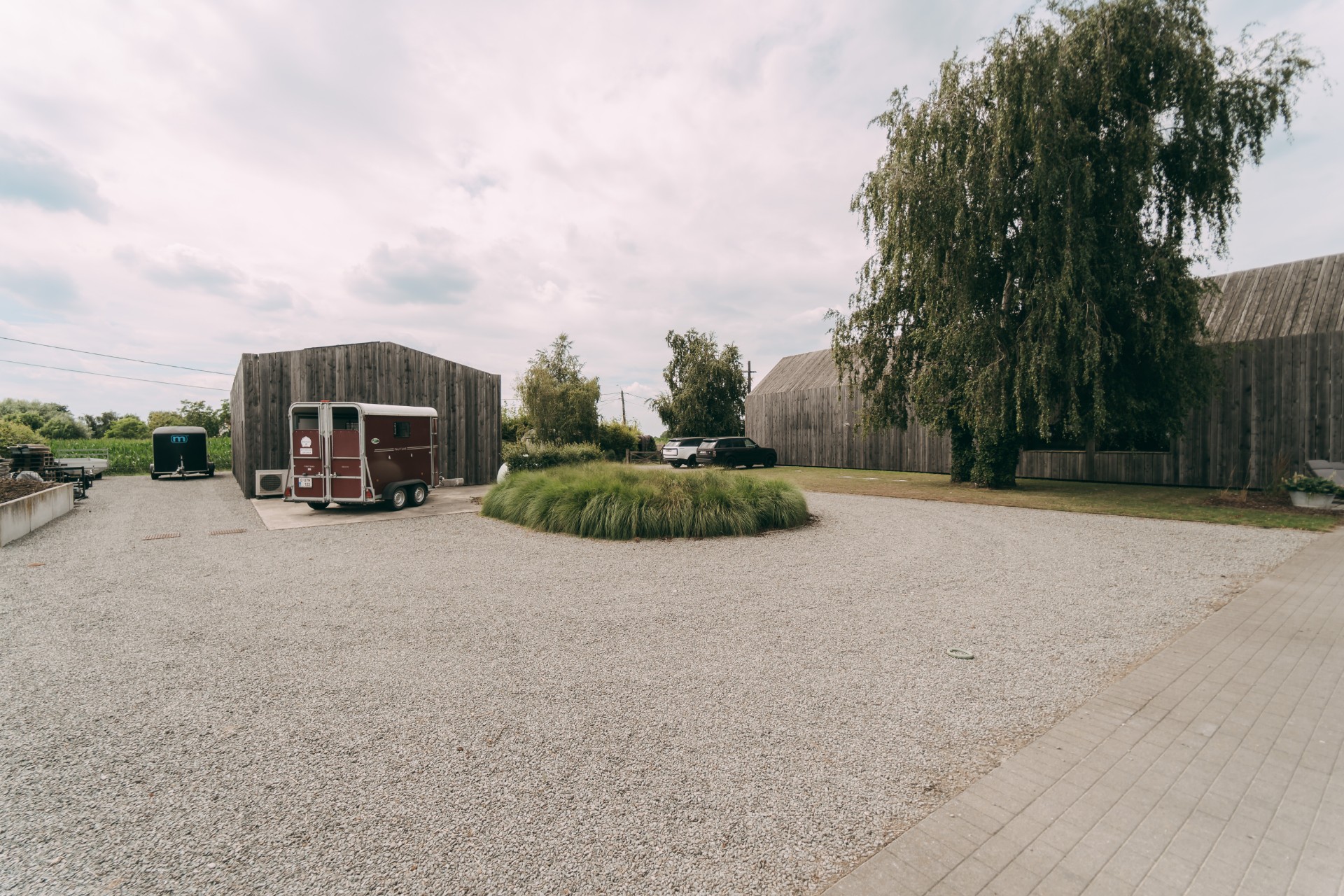 Exclusief vastgoed – prachtig gelegen, volledig omringd door groen.